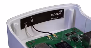 Antena flexible FXP30x multibanda para IoT compacto